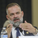 O presidente da Câmara, Mike Johnson, R-La., fala aos repórteres no Capitólio em Washington, terça-feira, 7 de outubro de 2025. (AP Photo/Allison Robbert)