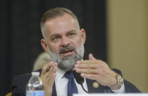 Alegações vis contra o legislador do Partido Republicano? Mike Johnson diz que não é nada demais O presidente da Câmara, Mike Johnson, R-La., fala aos repórteres no Capitólio em Washington, terça-feira, 7 de outubro de 2025. (AP Photo/Allison Robbert)