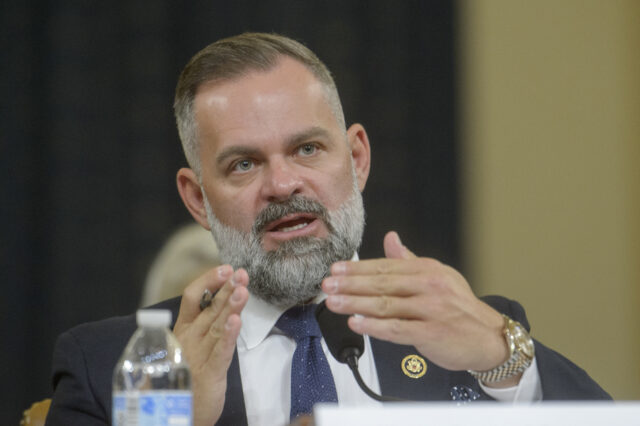 O presidente da Câmara, Mike Johnson, R-La., fala aos repórteres no Capitólio em Washington, terça-feira, 7 de outubro de 2025. (AP Photo/Allison Robbert)