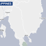 Pessoas se reúnem em uma rua após o terremoto em Cebu, no centro das Filipinas, em 30 de setembro.