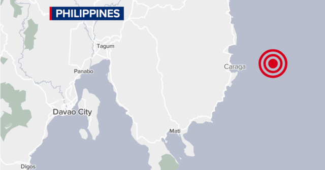Pessoas se reúnem em uma rua após o terremoto em Cebu, no centro das Filipinas, em 30 de setembro.
