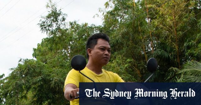 Motoristas passam por uma rachadura na estrada ao longo de uma importante rodovia na província de Cebu, causada por um terremoto anterior nas Filipinas, em 1º de outubro.