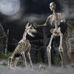 Alguns dos depósitos de casa gigantescos de Halloween Decors vendem à venda-consistindo em Skellys New Family Pets