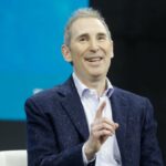 Andy Jassy no palco do 2022 New York Times DealBook em 30 de novembro de 2022 na cidade de Nova York. (Crédito: Thos Robinson/Getty Images para o The New York Times)