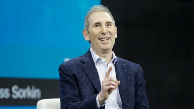 Amazon cortará 14.000 empregos para satisfazer 'esta geração de IA' Andy Jassy no palco do 2022 New York Times DealBook em 30 de novembro de 2022 na cidade de Nova York. (Crédito: Thos Robinson/Getty Images para o The New York Times)