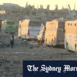 Ambulâncias e ônibus passam por Gaza antes da libertação de reféns