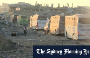 Ambulâncias e ônibus passam por Gaza antes da libertação de reféns Ambulâncias e ônibus passam por Gaza antes da libertação de reféns