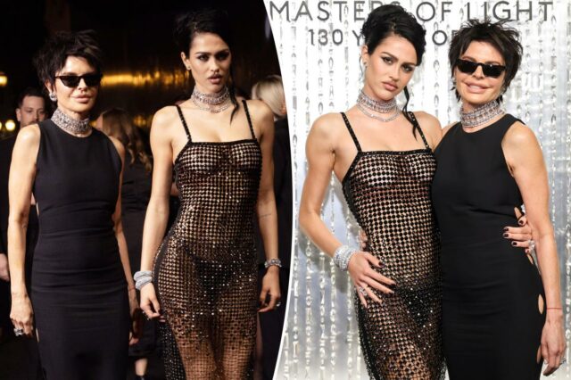 Amelia Gray Hamlin impressiona com um vestido totalmente transparente com Amelia Gray Hamlin impressiona com um vestido totalmente transparente com a mãe Lisa Rinna no tapete vermelho Swarovski