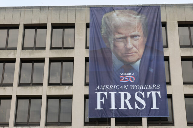 O presidente Donald Trump fala durante evento para anunciar novas tarifas no Rose Garden da Casa Branca, quarta-feira, 2 de abril de 2025, em Washington. (Foto AP/Mark Schiefelbein)
