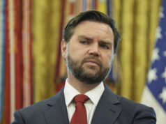 JD Vance nos dá um novo motivo para querer dar um soco na cara dele ESTADOS UNIDOS - 10 DE NOVEMBRO: Dr. Jay Bhattacharya fala durante uma mesa redonda com membros do House Freedom Caucus sobre a pandemia de COVID-19 na The Heritage Foundation na quinta-feira, 10 de novembro de 2022. (Tom Williams/CQ Roll Call via AP Images)