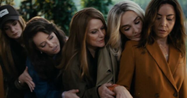Amy Poehler toca Aubrey Plaza para a sátira de 'Searching Better Halves' no 'SNL' 

