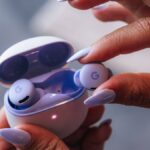 mulher com unhas roxas segura pixel buds 2a em uma cor lilás correspondente