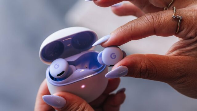 mulher com unhas roxas segura pixel buds 2a em uma cor lilás correspondente