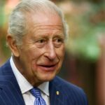 ARQUIVO - O príncipe Andrew da Grã-Bretanha deixa o hospital King Edward VII em Londres depois de visitar seu pai, o príncipe Philip, em 6 de junho de 2012. (AP Photo / Sang Tan, File)