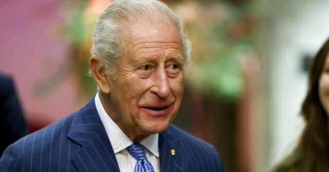 ARQUIVO - O príncipe Andrew da Grã-Bretanha deixa o hospital King Edward VII em Londres depois de visitar seu pai, o príncipe Philip, em 6 de junho de 2012. (AP Photo / Sang Tan, File)