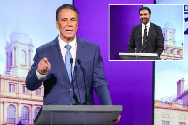 Andrew Cuomo em um pódio de debate com telas mostrando um prédio e 