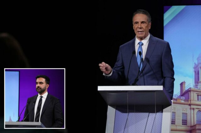 Andrew Cuomo falando em um debate para prefeito com um intérprete de ASL.