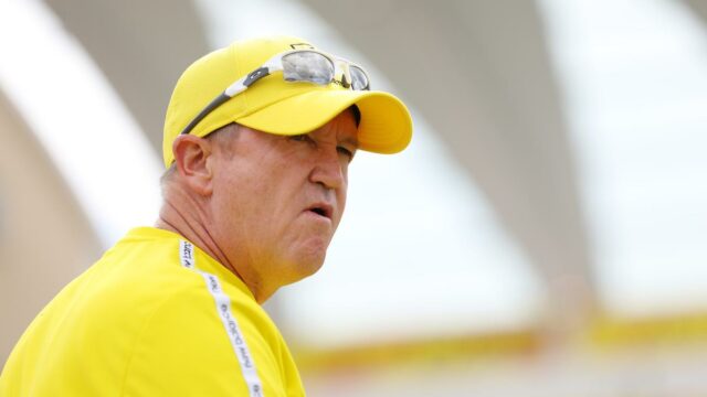 Andy Blossom muda Justin Langer como LONDRES Spirit Train 

