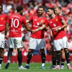 As novas contratações Bryan Mbeumo, Benjamin Sesko, Diego Leon e Matheus Cunha posam para uma foto segurando camisas do Manchester United.