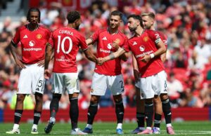 Andy Mitten afirma que mudou de ideia sobre a celebridade do Guy Utd que era ‘problemática’, ‘Eu o satisfiz…’ As novas contratações Bryan Mbeumo, Benjamin Sesko, Diego Leon e Matheus Cunha posam para uma foto segurando camisas do Manchester United.