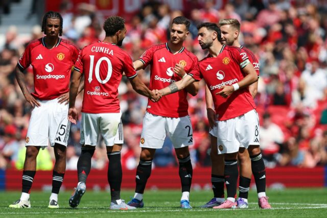 As novas contratações Bryan Mbeumo, Benjamin Sesko, Diego Leon e Matheus Cunha posam para uma foto segurando camisas do Manchester United.