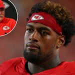 Jogador do Kansas City Chiefs com uma faixa vermelha.