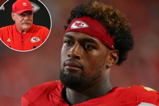 Jogador do Kansas City Chiefs com uma faixa vermelha.