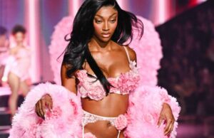 Angel Reese e Suni Lee aparecem passeando no Victoria’s Secret Style Program Angel Reese e Suni Lee aparecem passeando no Victoria's Secret Style Program