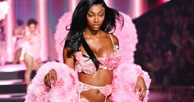 Angel Reese e Suni Lee aparecem passeando no Victoria's Secret Style Program 

