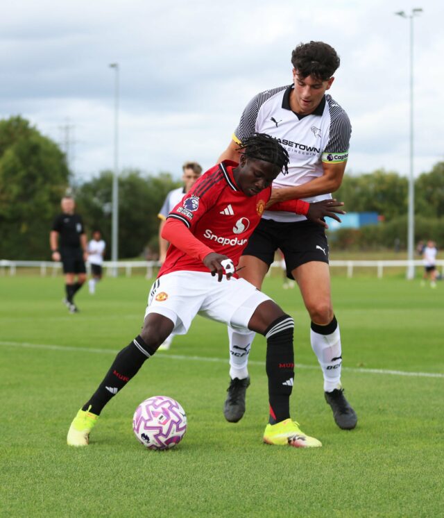 Douka Nkoto driblando com a bola para o Manchester United U18.