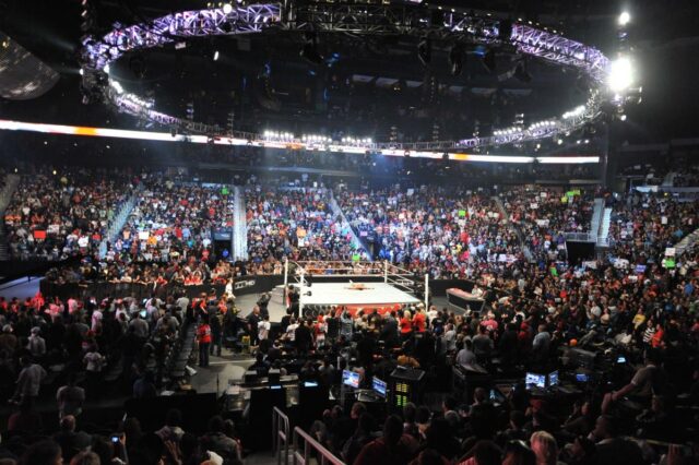 Anterior Celebridade da AEW vence campeã no WWE NXT Halloween wwe ring with fans for live event