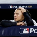 O shortstop do New York Yankees, Anthony Volpe, parece desanimado no banco de reservas durante a final contra o Toronto Blue Jays, ao vencer o quarto jogo do ALDS no Bronx, Nova York, 8 de outubro de 2025.