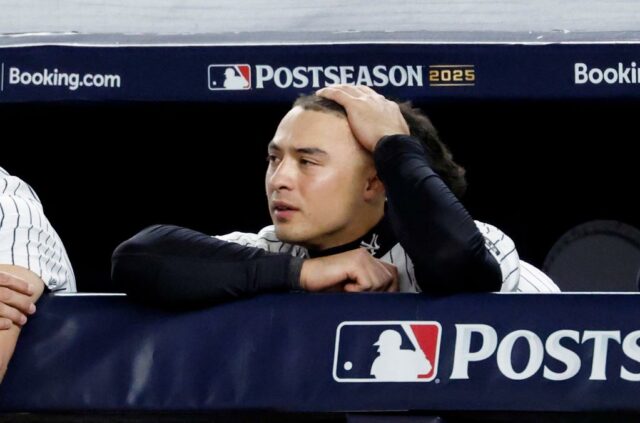 O shortstop do New York Yankees, Anthony Volpe, parece desanimado no banco de reservas durante a final contra o Toronto Blue Jays, ao vencer o quarto jogo do ALDS no Bronx, Nova York, 8 de outubro de 2025. 