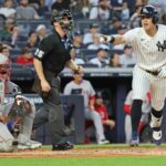 Anthony Volpe aponta para o esconderijo dos Yankees depois de atingir um home run solo no segundo turno da derrota dos Yankees por 3-1 para o Red Sox no jogo 1 de sua série de curingas em 30 de setembro de 2025.