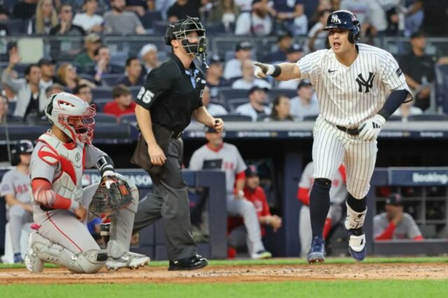 Anthony Volpe aponta para o esconderijo dos Yankees depois de atingir um home run solo no segundo turno da derrota dos Yankees por 3-1 para o Red Sox no jogo 1 de sua série de curingas em 30 de setembro de 2025.