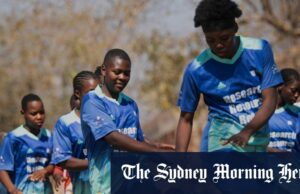 Antigamente, as meninas usavam esta sala para aprender como agradar seus maridos – não mais Sinalização numa escola em Shamva, Zimbabué.