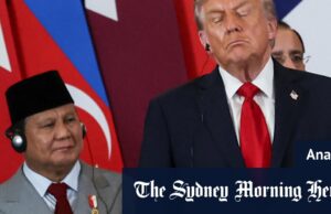 Ao lado de Trump, Prabowo estava feliz – em casa a história é diferente Um manifestante em Jacarta atira uma pedra à polícia durante um protesto na semana passada contra os generosos subsídios dados aos deputados.