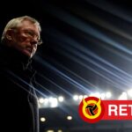 Sir Alex Ferguson sai durante a partida da Barclays Premier League entre Aston Villa e Manchester United no Villa Park em 2010 em Birmingham, Inglaterra.
