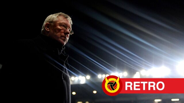 Sir Alex Ferguson sai durante a partida da Barclays Premier League entre Aston Villa e Manchester United no Villa Park em 2010 em Birmingham, Inglaterra.