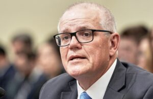 ‘Apenas ideologia’: Morrison recua em sua própria meta líquida zero de 2050 O ex-primeiro-ministro australiano Scott Morrison testemunha durante uma audiência do Comitê Seleto da Câmara sobre a China no Capitólio, quarta-feira, 23 de julho de 2025, em Washington. (Foto AP/Mariam Zuhaib)