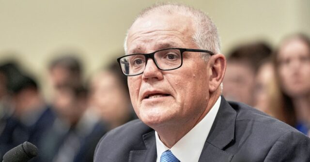 'Apenas ideologia': Morrison recua em sua própria meta líquida zero O ex-primeiro-ministro australiano Scott Morrison testemunha durante uma audiência do Comitê Seleto da Câmara sobre a China no Capitólio, quarta-feira, 23 de julho de 2025, em Washington. (Foto AP/Mariam Zuhaib)