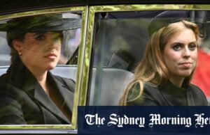 Após a queda de Andrew, o que vem por aí para as princesas Beatrice e Eugenie? O príncipe Andrew chega com a princesa Eugenie para seu casamento com Jack Brooksbank em Windsor em 2018.