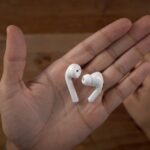 AirPods Pro em mãos