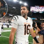 O quarterback do Cincinnati Bengals, Joe Flacco, deixa o campo.