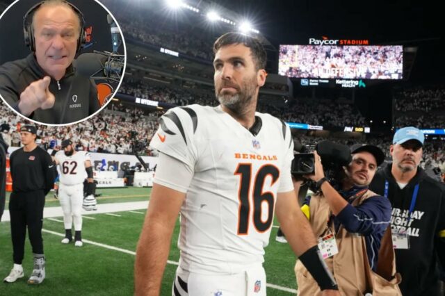 O quarterback do Cincinnati Bengals, Joe Flacco, deixa o campo.