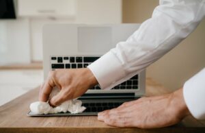 Aqui está como limpar a exibição do seu laptop sem prejudicá -lo Aqui está como limpar a exibição do seu laptop sem prejudicá -lo