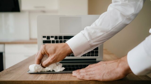 Aqui está como limpar a exibição do seu laptop sem prejudicá -lo 


