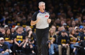 Árbitros da NBA começarão a usar fones de ouvido durante os jogos Árbitros da NBA começarão a usar fones de ouvido durante os jogos