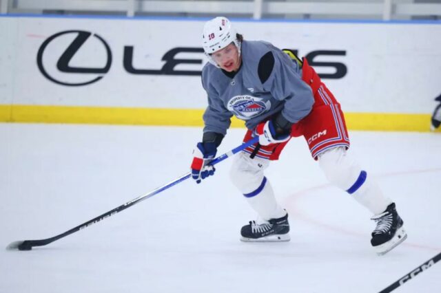 O jogador do New York Rangers Artemi Panarin #10 durante o campo de treinamento.