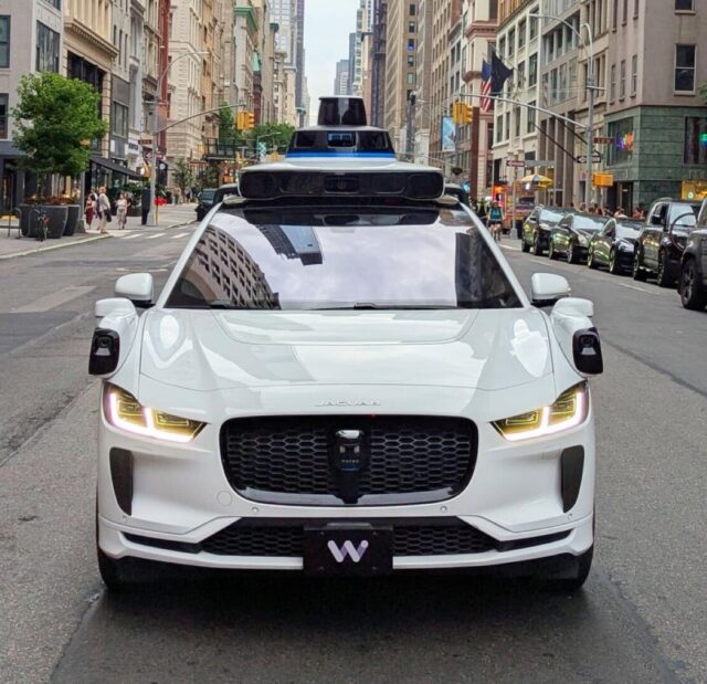As autoridades reguladoras invadiram a Waymo depois que seu robotáxi contornou um ônibus corporativo abandonado 

